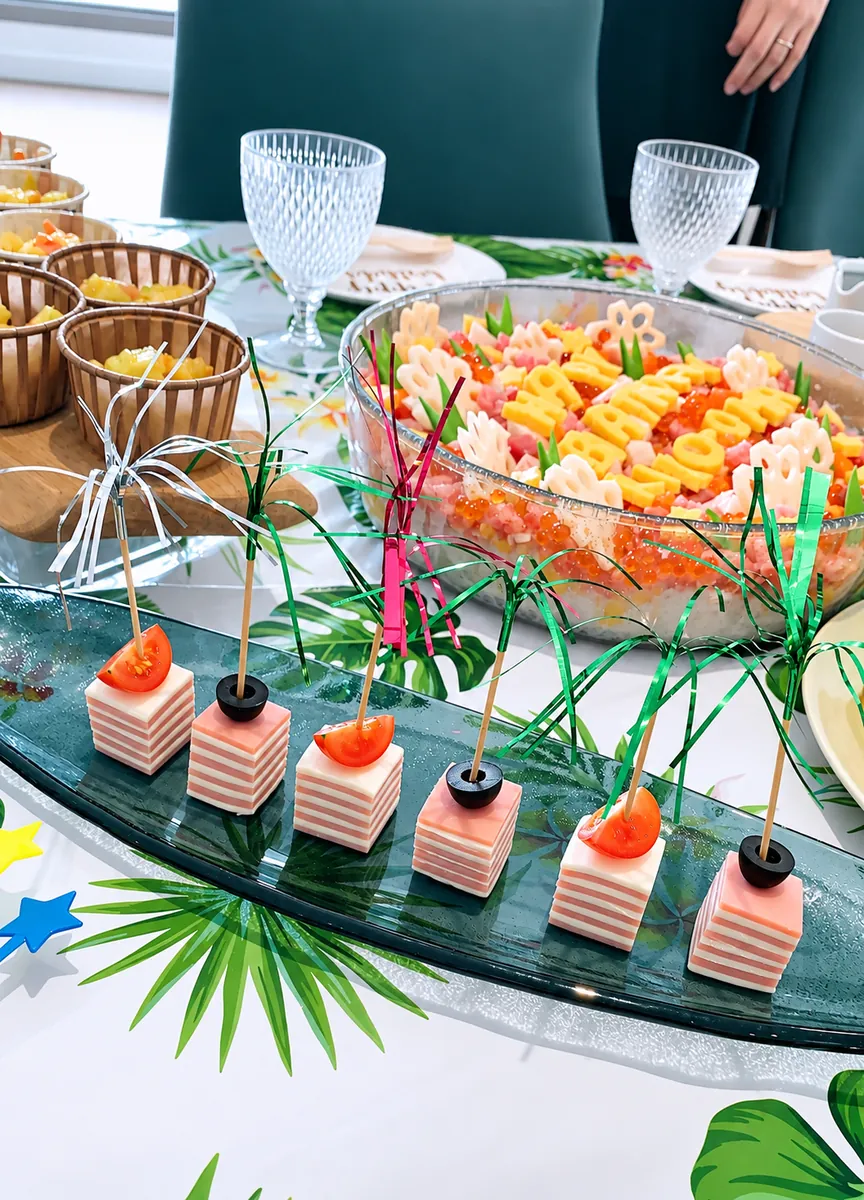 トロピカルテーマのパーティー料理。ハムとチーズのピンチョスとちらし寿司