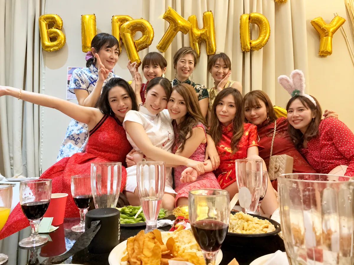 チャイナドレスで集まった、友達の誕生日パーティー